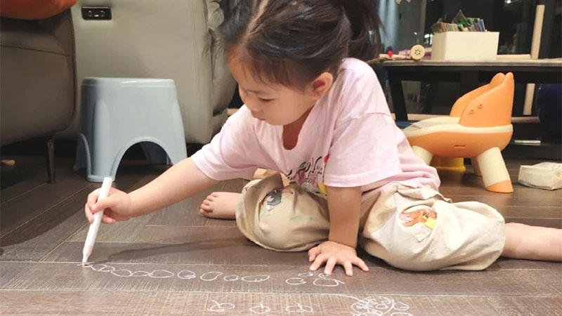 熊孩子趴地搞艺术，家里地板变画布！妈妈：幸好当初买的是天格