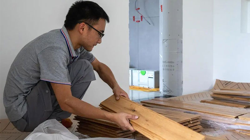 地板安装如何高质量“盯现场”？认准这几条标准，你家地板寿命高十几年