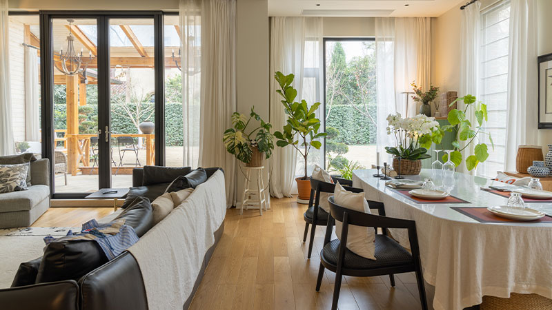 当代年轻人客厅“悦己”装修第一步：全屋实木地板实在太高级！